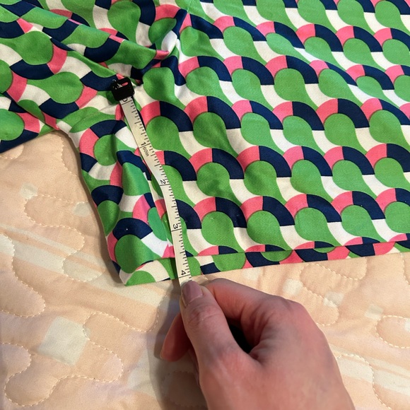 Melly M NWT Green Geometric Print Shorts Size Medium - Picture 5 of 7